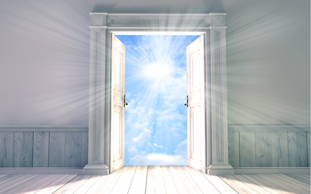 salle avec une porte ouverte sur soleil et ciel bleu